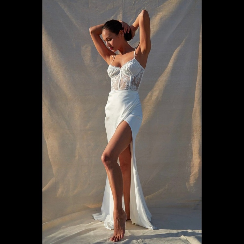 V. Chapman NWT Revolve Calla Lily Gown in White 2